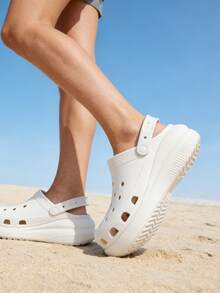 1 par de zuecos perforados unisex, sandalias de playa/resort, cómodas para la oficina y el hogar, zuecos clásicos con diseño abultado 207521-100, se sugiere pedir una talla menos - Blanco - Ver 2