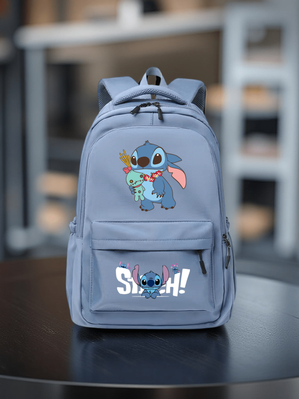 【史迪奇背包】 - 卡通印花大容量学院风尼龙背包，配有可调节肩带、多个隔层和拉链封口，轻便可折叠设计，经典卡通印花，经久耐用，适合日常背包、旅行包、学生背包、通勤包和返校使用。