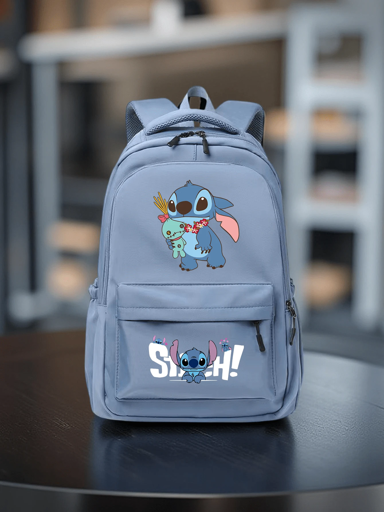 【史迪奇背包】 - 卡通印花大容量学院风尼龙背包，配有可调节肩带、多个隔层和拉链封口，轻便可折叠设计，经典卡通印花，经久耐用，适合日常背包、旅行包、学生背包、通勤包和返校使用。 - 彩色 - 查看 1