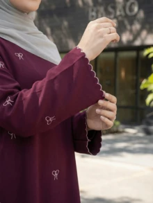 OENY | Đầm Kaftan dài bằng chiffon thanh lịch dành cho nữ, tay dài, được trang trí bằng họa tiết nơ thêu tinh tế, kiểu dáng cổ tròn giản dị, thích hợp cho kỳ nghỉ xuân. - Màu Đỏ Sâu - Xem 4