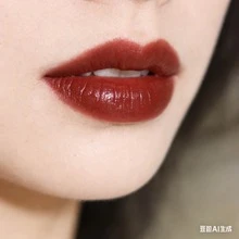 MAC 魅可粉吻唇膏 #827 Dubonnet，8 小时保湿全效遮盖唇膏，蕴含石榴提取物和玫瑰果油，奶油缎面妆效，持久显色，适合日常及特殊场合。 - 827 - 查看 2