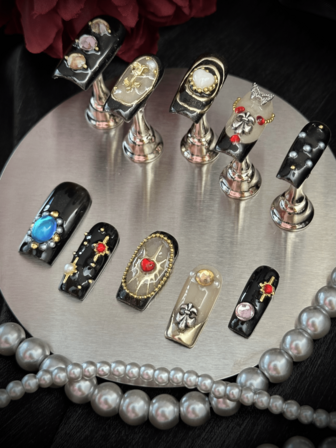 10片装方形手工美甲贴纸，Y2K风格，黑色、金色、裸色，法式美甲贴纸，不对称液态金属设计，十字架、宝石、花朵、珍珠、彩色泡泡、心形元素，适合派对、婚礼、日常佩戴，包含工具，是送给女性和女孩的绝佳礼物。