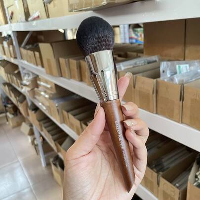 Make Up For Ever Large Brown Powder Brush, Suitable For Daily Makeup Use, Can Be Given As A Gift To Girlfriend
