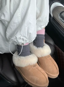 UGG 女士休闲舒适 2 英寸厚鞋底保暖短款雪地靴，栗色 - 紫紅色 - 查看 7