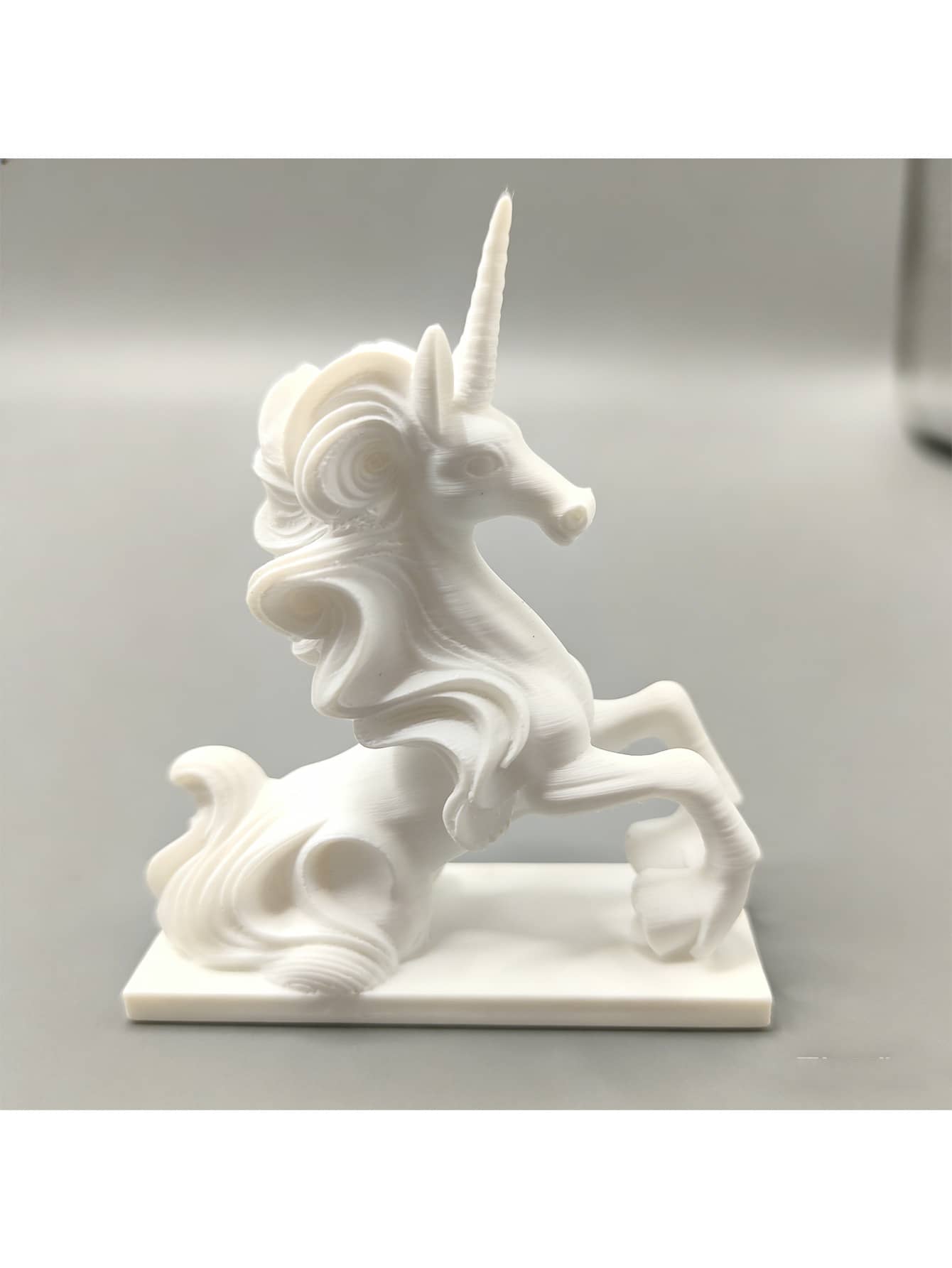 梦幻3D独角兽雕塑 - 时尚家居办公桌摆件，馈赠佳品，亦可作展示。梦幻白色独角兽摆件 - 优雅桌面装饰摆件，家居馈赠佳品。 - 彩色 - 查看 1