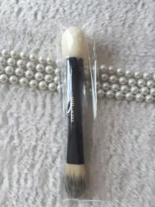 Estée Lauder Dual-Ended Foundation Brush, Sponge Brush Head, Smooth Application, Dry And Wet Use, Enhances Foundation Coverage, Daily Use - Black - View 7