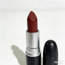 MAC 魅可粉吻唇膏 #827 Dubonnet，8 小时保湿全效遮盖唇膏，蕴含石榴提取物和玫瑰果油，奶油缎面妆效，持久显色，适合日常及特殊场合。 - 827 - 查看 5