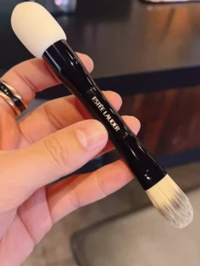 Estée Lauder Dual-Ended Foundation Brush, Sponge Brush Head, Smooth Application, Dry And Wet Use, Enhances Foundation Coverage, Daily Use - Black - View 5
