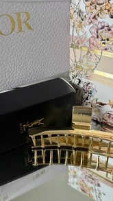 Yves Saint Laurent 大型金色金属爪夹，时尚礼品，多功能配饰，带刻字标志，金属质感 - 金色 - 查看 9