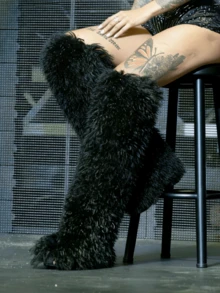 Botas de lujo para mujer, nuevas, peludas y esponjosas, por encima de la rodilla, con punta redonda y suela plana, para invierno, ideales para fiestas, ocasiones elegantes y para la nieve. - Negro - Ver 3