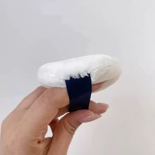 CPB Rund puderpuff med satinband, vit sammetsstruktur, för att fixera smink och uppnå felfri hy - Blått och vitt - Visa 2