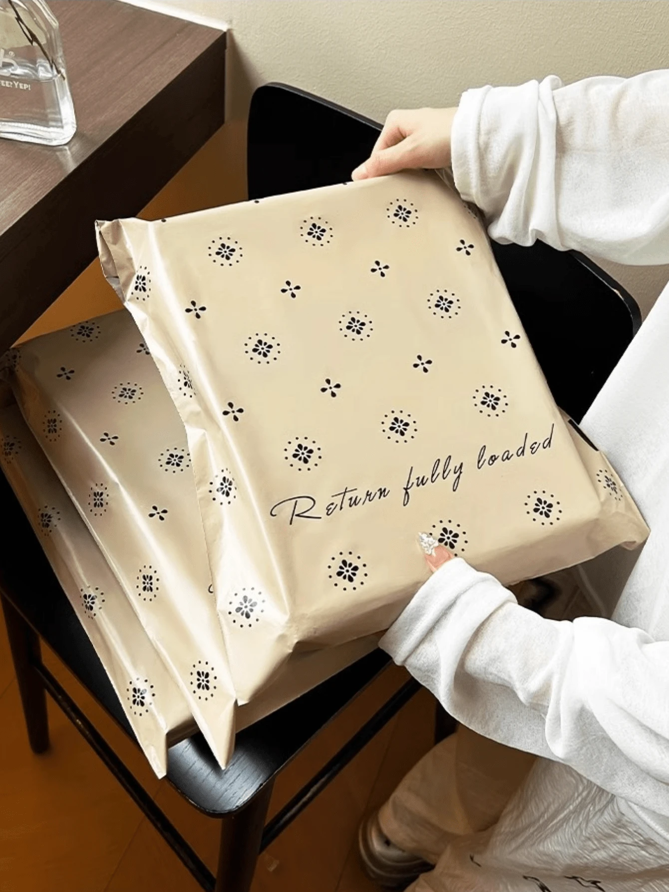 100个礼品包装袋，服装塑料包装袋，高端购物包装袋，快递包装袋，礼品收纳自封袋，大容量加厚防水塑料袋，日常旅行收纳袋，适用于节日、婚礼、学校、宿舍、办公室、运输和邮寄、生日、派对礼品包装。 - 彩色 - 查看 1