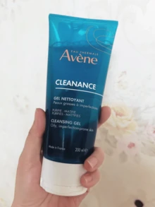 Avene Cleanance控油洁面啫喱，200/100/25毫升，专为油性及易长痘肌肤设计，双效合一的净化控油洁面啫喱，蕴含专利葡萄籽提取物，有效减少多余油脂分泌，深层清洁并收缩毛孔，令肌肤更显清透。温和有效的配方，富含多种植物萃取，泡沫细腻绵密，专为油性及易长痘肌肤研制。法国制造，时尚护肤必备，日常控油洁面之选。 - 雅漾控油淨膚潔面凝膠 - 查看 6