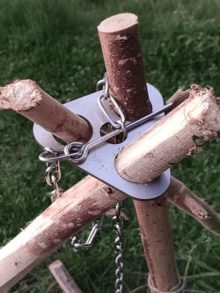 1个不锈钢折叠三脚架，户外锅架，带可调节链条 - 露营、徒步和烧烤的理想之选 | 便携、耐用、易于安装的锅架和火盆，表面抛光，露营配件