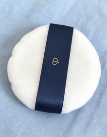 CPB 粉扑。羊毛化妆粉扑。柔软植绒化妆海绵粉扑。 - 藍白色 - 查看 1