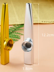 1个卡祖笛，一种通过哼唱演奏的管乐器。它小巧轻便，是初学者理想的伴奏乐器。卡祖笛也被称为迷你萨克斯，是情人节、复活节或生日等节日送给伴侣或朋友的完美礼物。 - 彩色 - 查看 5