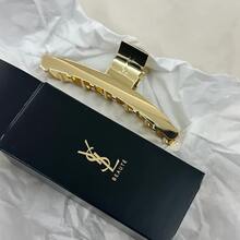 Yves Saint Laurent 大型金色金属爪夹，时尚礼品，多功能配饰，带刻字标志，金属质感 - 金色 - 查看 7