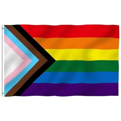 Bandera LGBT+ Pride Progresiva 150x90 cm Arcoíris Inclusiva | Bandera Diversidad LGBTQ Rainbow Pride Flag | Decoración Interior Exterior para Cuarto Habitación Eventos Marchas Cafeterías | Bandera Pride Grande de Poliéster Reforzada con Ojales Metálicos | Progressive Pride Flag Inclusión Trans No Binary Intersex | Bandera Arcoíris Colores Vivos Doble Cara Ligera Resistente Lavable | Ideal para Orgullo Gay Celebraciones Pride Month Fondo para Fotos Reels | LGBT Flag Pride Flag Rainbow Flag Progressive Inclusive Flag 150 x 90 cm