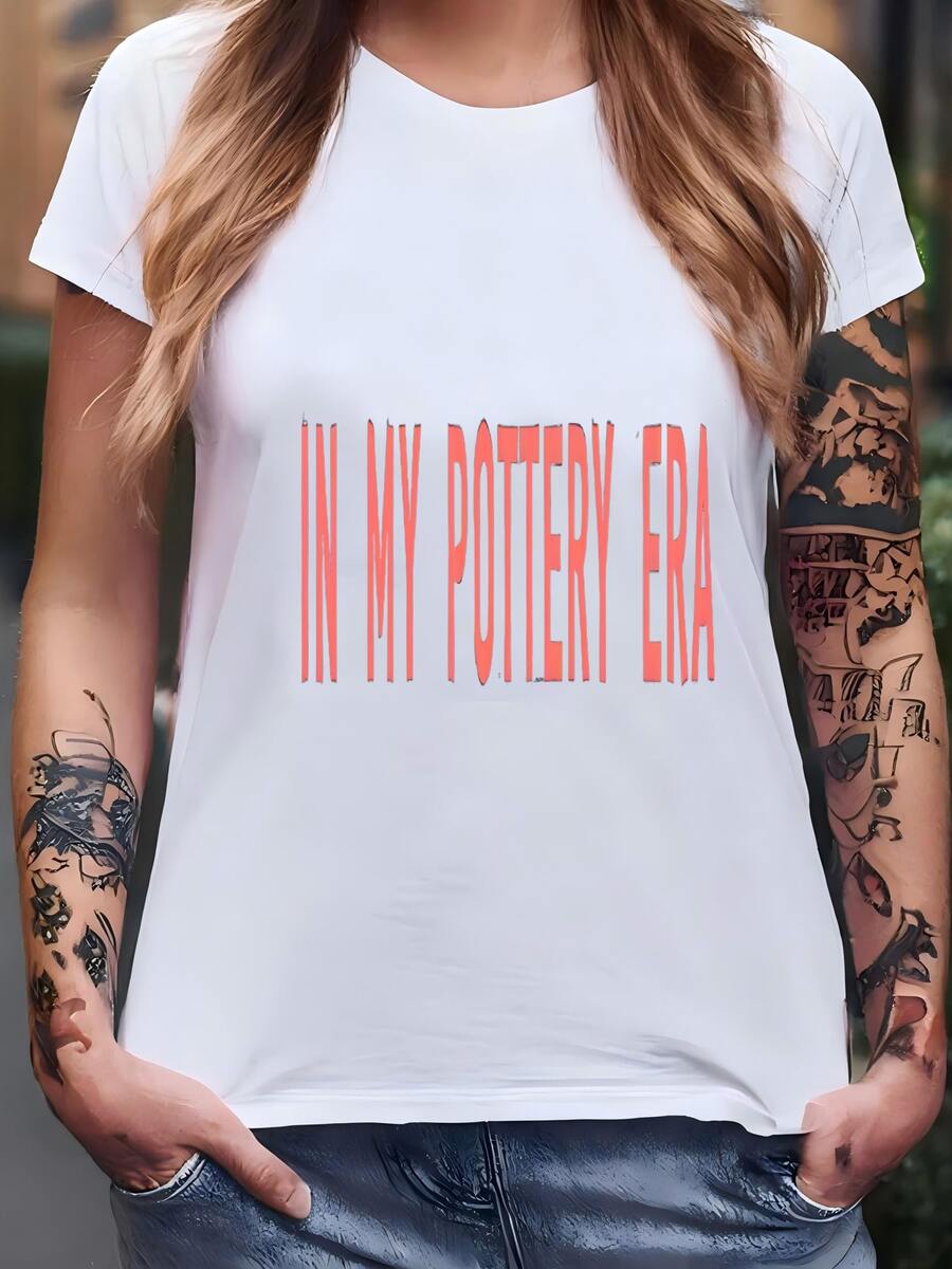 In My Pottery Era - Crewneck - On The Heart Placement - Sweatshirt Camiseta - Blanco - Ver 1