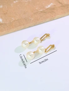 一对优雅低调的奢华女士耳环，采用金色框架，垂直镶嵌钻石，并饰有透明切割水晶球吊坠，适合宴会、派对、日常佩戴和通勤。 - 珍珠吊墜 - 查看 2