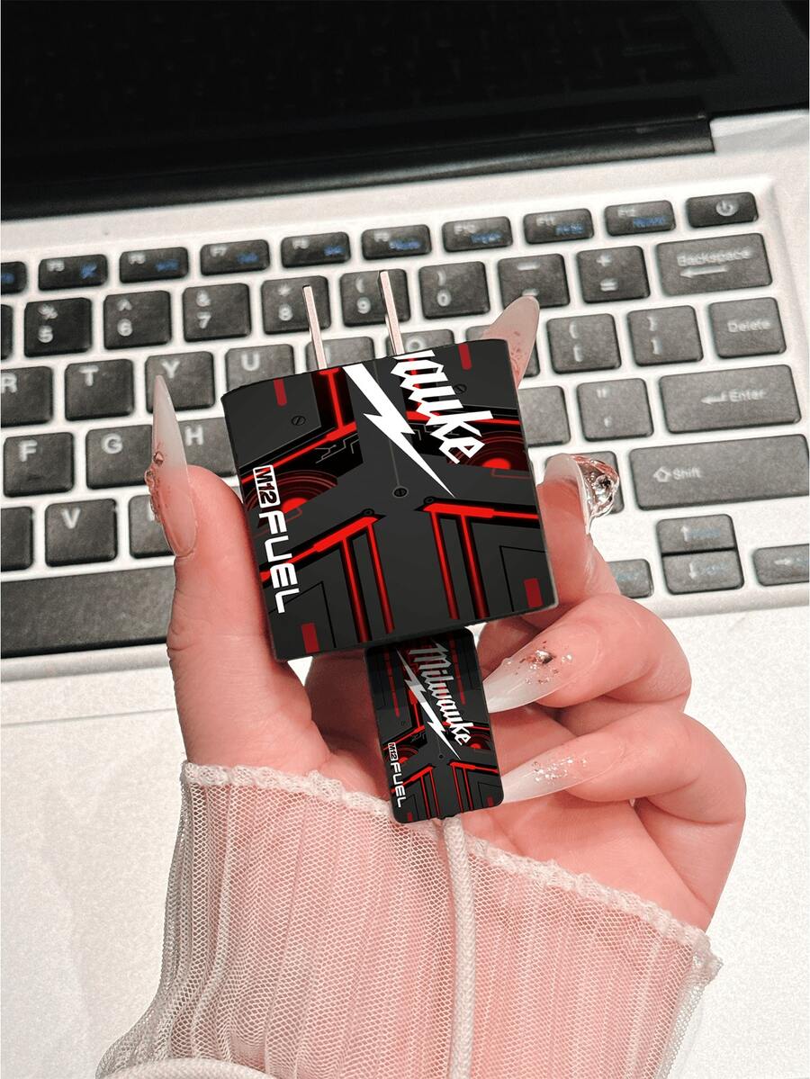 机械文字设计，极简苹果充电器保护套，兼容20W充电器，适用于 15、17/16 Pro Max手机充电线，防弯折、防猫咬，也适用于13/14 Plus/17 PROMAX/14数据线和充电器。情人节礼物，时尚手机配件设计 - 塑料线缆保护套，充电线保护套。