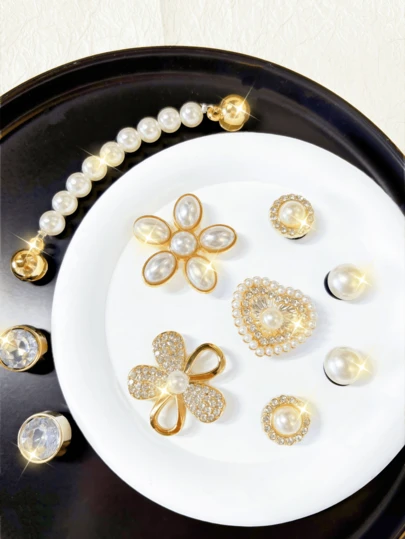 10个金色花朵、爱心和珍珠链鞋夹，适用于女士鞋、凉鞋、拖鞋、花园鞋的DIY装饰，是派对、节日、生日礼物的绝佳选择。