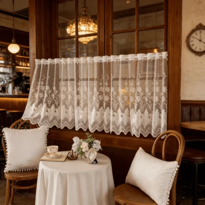 美式乡村风格白色蕾丝短窗帘，咖啡色窗帘，适用于小窗户、装饰门、橱柜、小窗户，顶部带杆袋，垂感自然，质地柔软，适合厨房、餐厅、咖啡厅、飘窗隔断等场所。