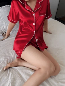 Dreamivo 情人节优雅女士红色纯色真丝睡衣套装 - 短袖纽扣领上衣和裤子，柔软缎面睡衣，可机洗，可外穿 - 紅色 - 查看 3