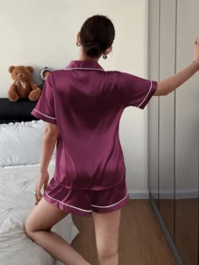 女士优雅纯色短款真丝睡衣套装 - 短袖纽扣领上衣和裤子，柔软缎面睡衣，可机洗，可外穿 - 酒紅色 - 查看 3