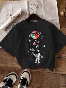 Astronauta explorando planetas de colores vibrantes y estrellas brillantes inspirado en aventuras espaciales ropa para niños camiseta 100% algodón - Negro - Ver 7