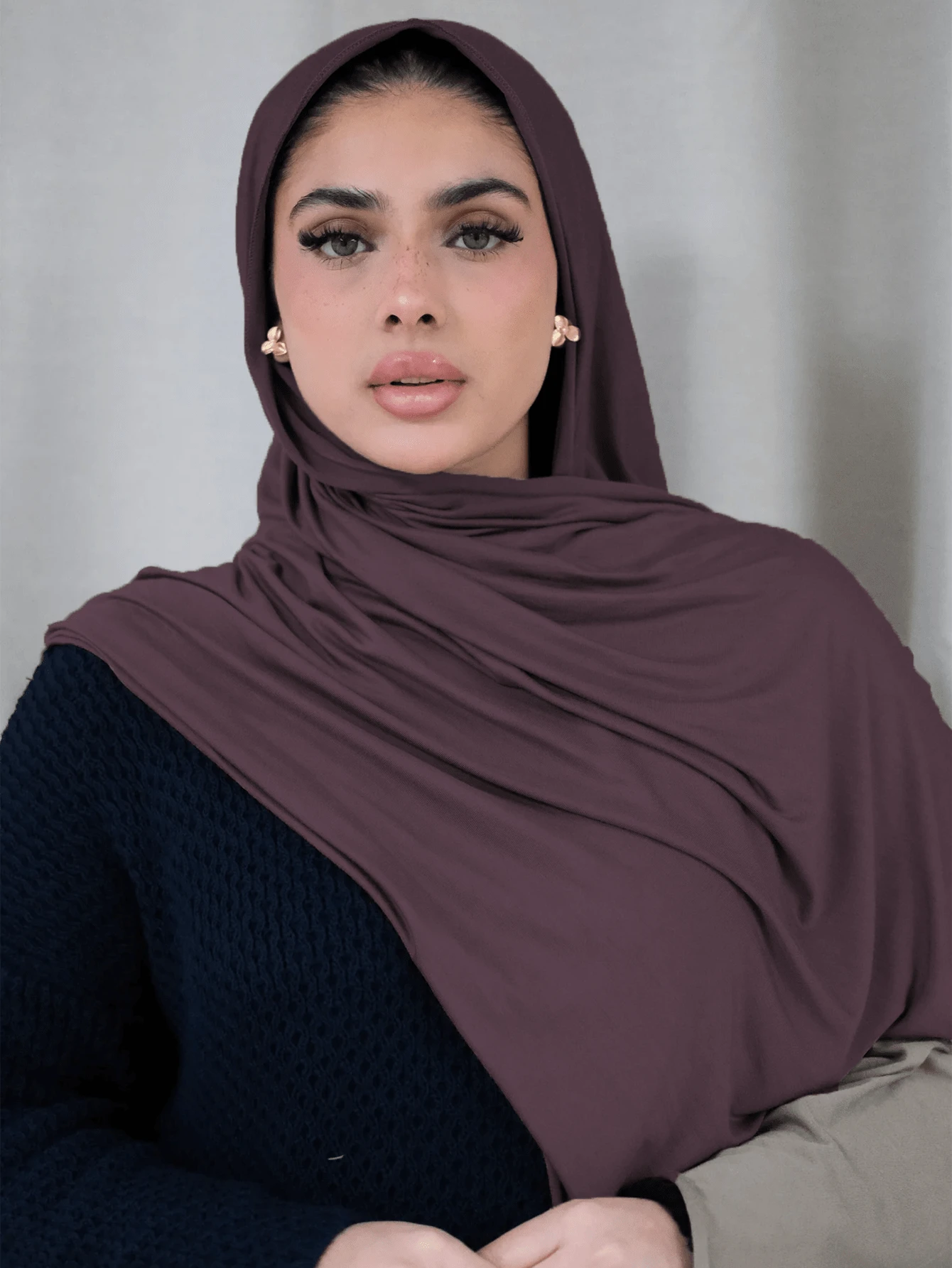 1条纯色优雅柔软围巾，女士粘胶棉舒适多功能头巾，适合日常佩戴 - Bold Plum - 查看 1