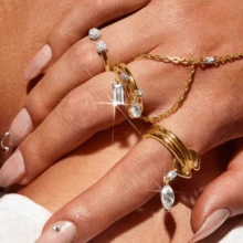 VKHK Bộ 4 món mặt dây chuyền và nhẫn mạ vàng sang trọng đính đá Cubic Zirconia, thích hợp cho nữ giới đeo hàng ngày và trong các dịp cưới hỏi, làm quà tặng. - Bộ nhẫn 4 chiếc - Xem 3