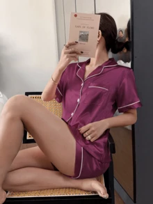 女士优雅纯色短款真丝睡衣套装 - 短袖纽扣领上衣和裤子，柔软缎面睡衣，可机洗，可外穿 - 酒紅色 - 查看 1