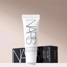 Nars 亮肤妆前乳。提亮肤色。保湿底霜 9毫升/0.32盎司 - 白色 - 查看 10
