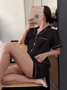 Dreamivo 女士优雅纯色短款真丝睡衣套装 - 短袖纽扣领上衣和裤子，柔软缎面睡衣，可机洗，可外穿 - 黑色 - 查看 1