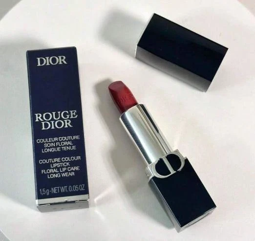 Dior 迪奥哑光唇膏 #720 玫瑰木色,滋润持久,适合日常妆容、派对和约会,也是馈赠佳品,高显色度柔滑配方 - 紅色 - 查看 1