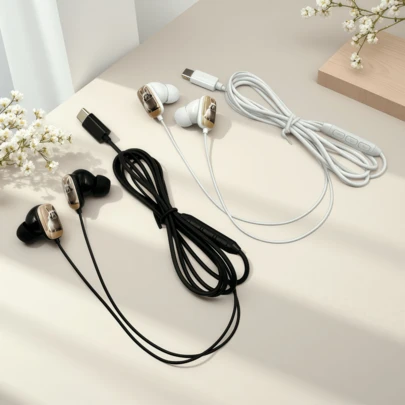 全新黑白双色可选数码智能耳机，新款兔耳图案，完全兼容Type-C接口，全入耳式有线耳机，带音量调节功能、内置麦克风，高清通话，音乐耳机，学生耳机，兼容苹果、OPPO、vivo、荣耀等手机。