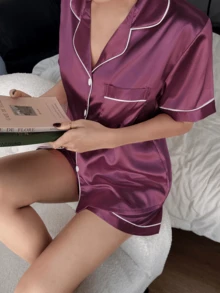 女士优雅纯色短款真丝睡衣套装 - 短袖纽扣领上衣和裤子，柔软缎面睡衣，可机洗，可外穿 - 酒紅色 - 查看 5