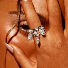 VKHK Bộ 4 món mặt dây chuyền và nhẫn mạ vàng sang trọng đính đá Cubic Zirconia, thích hợp cho nữ giới đeo hàng ngày và trong các dịp cưới hỏi, làm quà tặng. - Bộ nhẫn 4 chiếc - Xem 2