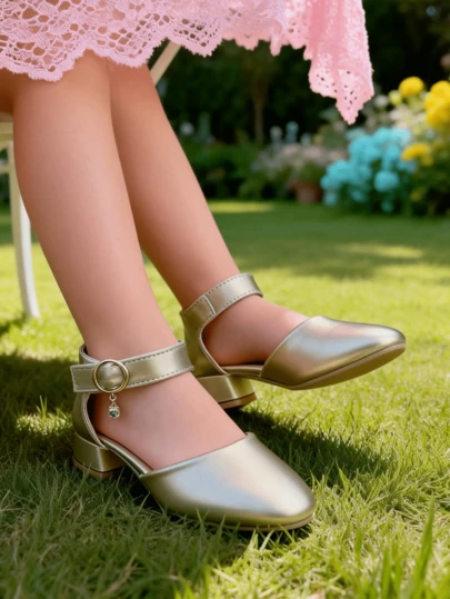 1双女童水钻吊坠装饰PU皮防滑圆头高跟凉鞋，适合幼儿园艺术表演、优雅约会和夏季花园派对。