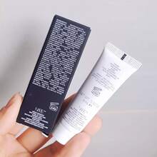 Nars Kem lót dưỡng ẩm, làm sáng da, kích thước du lịch 9ml/0.32oz. Kem lót mỏng nhẹ và sảng khoái với các thành phần tự nhiên giúp da rạng rỡ, giữ lớp trang điểm lâu trôi đến 12 tiếng, tạo nên lớp trang điểm mịn màng hoàn hảo. - trắng - Xem 2