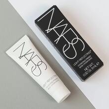 Nars Kem lót dưỡng ẩm, làm sáng da, kích thước du lịch 9ml/0.32oz. Kem lót mỏng nhẹ và sảng khoái với các thành phần tự nhiên giúp da rạng rỡ, giữ lớp trang điểm lâu trôi đến 12 tiếng, tạo nên lớp trang điểm mịn màng hoàn hảo. - trắng - Xem 1