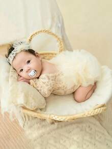 2件套新生儿摄影道具套装，包括新生儿露背三角哈伦裙和花朵发带，婴儿蕾丝蓬蓬裙公主套装，可爱纯色蕾丝网纱连体衣和蝴蝶结发带，适合100天宝宝摄影，摄影及纪念照道具套装 - 适用于影棚摄影、节日礼物、洗礼礼物和特殊场合 - 彩色 - 查看 8