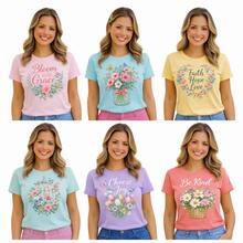 Kit 2 Camiseta feminina estilosa de manga curta e gola redonda com estampas vibrantes de flores, borboletas, perfeita para o verão. - Multicolorido - Visão 1