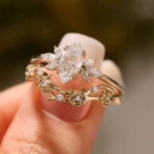 两枚优雅女士订婚戒指，镶嵌锆石花朵，适合日常佩戴、结婚纪念日、派对、珠宝、情人节、生日礼物 - 金色 - 查看 4