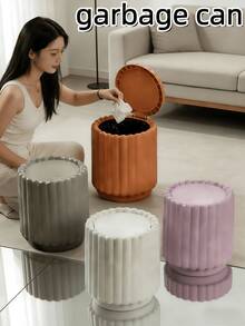 创意迷你向日葵桌面垃圾桶，带盖弹簧式垃圾桶，小型带盖垃圾桶，办公垃圾桶，车载垃圾桶，浴室带盖垃圾桶，迷你塑料垃圾桶。这款带盖垃圾桶无需用电，适合存放物品，多种颜色可选。