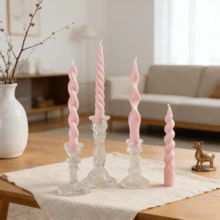 2支粉色长柄香氛蜡烛（不含烛台），直径0.78英寸，螺旋、扭曲和条纹设计，尖头造型。这些无烟大豆蜡烛非常适合装饰，适用于家居、卧室、节日、派对装饰和摄影道具。它们可以营造浪漫氛围，是婚礼装饰、结婚礼物、女士礼物和纪念品的理想之选。 - 彩色 - 查看 8