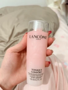 Lancôme 兰蔻舒缓保湿爽肤水，有400毫升、125毫升和50毫升旅行装可选，升级配方温和补水，深层滋养干燥肌肤，舒缓肌肤刺激和敏感，强化肌肤屏障，轻盈乳状质地快速吸收，适合日常使用、办公和旅行携带，是高端保湿舒缓护肤的理想之选。 - 蘭蔻清瀅保濕柔膚水 粉水 - 查看 8