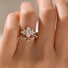 两枚优雅女士订婚戒指，镶嵌锆石花朵，适合日常佩戴、结婚纪念日、派对、珠宝、情人节、生日礼物 - 金色 - 查看 8