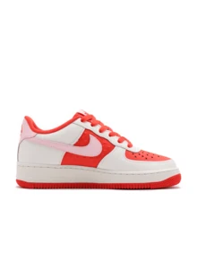 Nike Air Force 1 女款情人节版运动鞋休闲健身日常穿着约会礼物舒适缓震皮革心形图案泡沫中底低帮加垫鞋领耐用抓地力易于搭配街头时尚限量版 Summit 白色浅红色火红色粉色泡沫 HV5165-121 - 峰白/粉紅泡沫-淺深紅色 - 查看 3